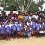 promotion-de-l-excellence-a-l-ecole-les-zinzins-du-bonheur-offrent-90-kits-scolaires-complets-aux-eleves-d-azaguie