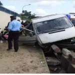 plateau-boulevard-lagunaire-un-chauffeur-de-14-ans-renverse-un-gbaka-dans-un-caniveau-18-victimes