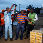yopougon-une-brasserie-fait-don-d-equipements-et-outils-d-entretien-aux-habitants-de-la-cite-verte