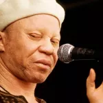 salif-keita-denonce-le-silence-coupable-des-autorites-maliennes-face-aux-meurtres-a-repetition-des-albinos