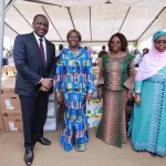 distribution-de-kits-scolaires-ahmed-bakayoko-et-kandi-camara-donnent-le-sourire-a-des-eleves-a-abobo