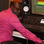 stephane-ediemou-l-ex-agent-de-l-immigration-anglaise-offre-a-la-cote-d-ivoire-le-premier-studio-d-enregistrement-dote-d-une-table-numerique