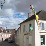 lutte-contre-le-cancer-du-sein-une-guirlande-de-soutiens-gorge-dans-le-ciel