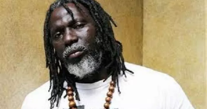 politique-nationale-tiken-jah-se-dechaine-encore-contre-le-regime-ouattara-l-artiste-denonce-le-rattrapage-ethnique-et-la-corruption