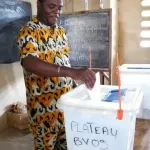 municipales-et-regionales-dans-le-loh-djiboua-le-candidat-independant-zehouri-bertin-et-son-epouse-ont-vote-a-divo