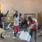 situation-tres-tendue-entre-partisans-de-fabrice-sawegnon-et-jacques-ehouo-a-angre-la-police-charge-les-manifestants