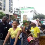 apres-les-proclamations-des-resultats-les-protestations-s-emparent-du-pays-bedie-consolide-ses-liens-avec-l-opposition