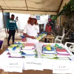 action-sociale-une-ong-et-son-partenaire-offrent-des-kits-scolaires-a-des-personnes-defavorisees-et-vulnerables-a-yopougon