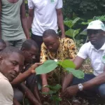 lutte-contre-le-rechauffement-climatique-une-ong-engage-les-planteurs-de-yakasse-attobrou-au-planting