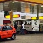 2-plateaux-un-homme-en-tenue-lance-une-attaque-armee-contre-une-station-service