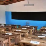 leurs-noms-inscrits-sur-la-liste-des-bavards-des-eleves-se-ruent-sur-leur-chef-de-classe-et-le-battent-a-sang