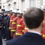de-retour-a-paris-apres-les-violences-du-samedi-macron-prend-la-situation-en-main