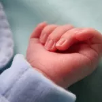 desirant-mettre-au-monde-un-garconnet-une-mere-tue-sa-fillette-en-l-etouffant