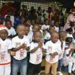 arbre-de-noel-pour-la-cohesion-sociale-le-recor-et-les-artisans-de-yopougon-honorent-100-enfants