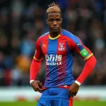 un-club-chinois-veut-wilfried-zaha-a-32-milliards-et-lui-propose-des-voyages-en-premiere-classe