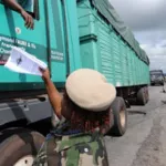 lutte-contre-le-racket-controle-de-routine-chauffeurs-et-apprentis-interdits-de-descendre-des-vehicules-desormais