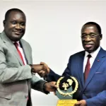 sud-comoe-le-president-du-conseil-regional-aka-aouele-remporte-l-award-de-l-ecologie