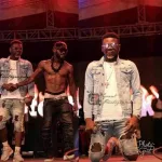 apres-s-etre-agenouille-au-concert-de-dj-arafat-pour-lui-demander-pardon-ariel-sheney-attaque-par-ses-fans-d-abobo