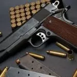 controle-a-un-corridor-des-voyageurs-arretes-avec-arme-et-munition