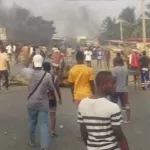 tensions-a-abobodoume-les-populations-bloquent-tout-et-exigent-l-installation-d-ehouo-la-police-use-de-gaz-lacrymogene
