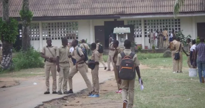 greve-des-enseignants-des-ecoles-resistent