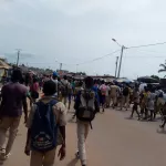 greve-des-enseignants-des-eleves-exasperes-envahissent-les-rues-tous-les-etablissements-scolaires-fermes-a-soubre