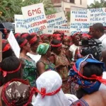 crise-dans-la-filiere-hevea-des-centaines-de-femmes-en-colere-projettent-un-sit-in-devant-le-cabinet-de-dominique-ouattara