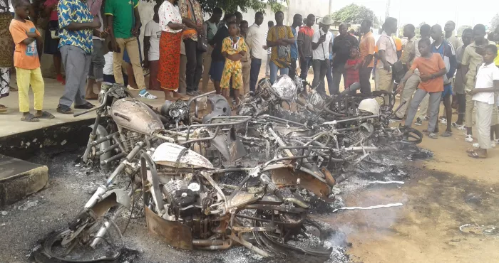 bouake-la-greve-des-enseignants-vire-au-drame-plusieurs-blesses-et-des-motos-incendiees