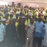 bouake-le-ministre-amadou-kone-offre-1000-casques-et-des-chasubles-aux-conducteurs-de-moto-taxi