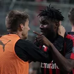 milan-ac-honnis-par-l-inter-franck-kessie-et-son-coequipier-lucas-biglia-se-battent