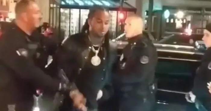 le-rappeur-kalash-arrete-sur-les-champs-elysees-a-paris