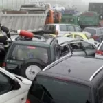 axe-yopougon-adjame-un-accident-coupe-la-route-aux-travailleurs