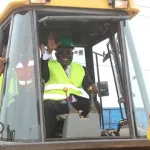 koumassi-le-maire-cisse-bacongo-lance-les-travaux-d-assainissement-et-bitumage-de-la-commune