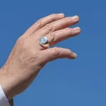 vatican-voici-la-raison-pour-laquelle-le-pape-n-aime-pas-se-faire-baiser-la-main