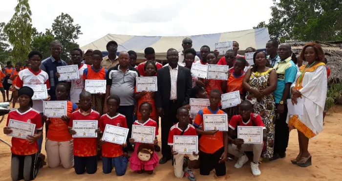 activites-inter-ecoles-une-ong-recompense-des-eleves-a-abobo