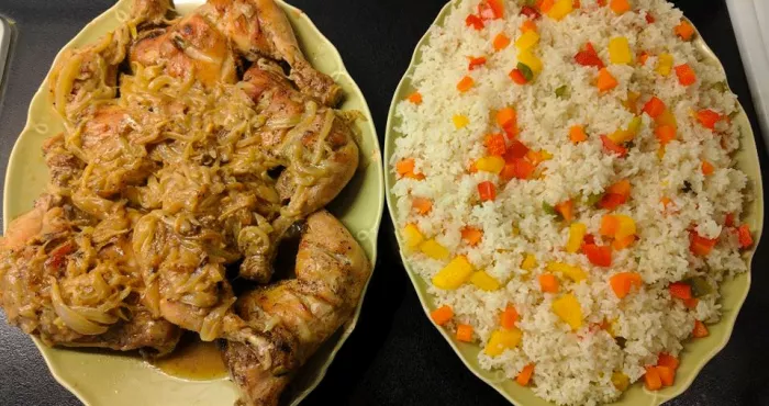 yassa-de-poulet-au-four-accompagne-de-riz-aux-legumes