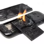 buyo-le-telephone-d-une-jeune-fille-prend-feu-sous-son-nombril