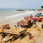 exploitation-clandestine-du-sable-de-lagune-31-sites-concernes-a-abidjan-des-operateurs-epingles-une-amende-de-244-millions-de-fcfa-infligee-aux-faussaires
