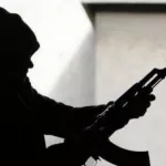 marcory-insecurite-l-homme-en-apparat-militaire-et-a-la-kalachnikov-continue-d-attaquer-les-hotels