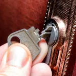 voici-comment-retirer-une-cle-cassee-d-une-serrure-pas-besoin-d-un-serrurier