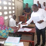 concours-de-recrutement-exceptionnel-des-instituteurs-adjoints-le-ministre-cisse-bacongo-distribue-les-epreuves-aux-candidats-au-lycee-moderne-de-koumassi