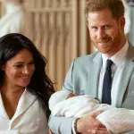 royal-baby-le-prince-harry-et-meghan-markle-ont-enfin-devoile-le-visage-de-leur-bebe
