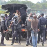 plateau-plusieurs-personnes-manifestant-contre-le-maire-ehouo-jacques-arretees-et-conduites-a-la-prefecture-de-police