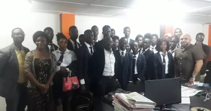 des-etudiants-de-l-institut-d-enseignement-superieur-offomou-yapo-ieso-visite-linfodrome
