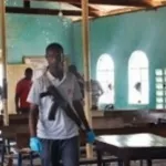 une-eglise-attaquee-par-des-hommes-armes