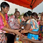 fete-des-meres-a-lakota-dabe-princia-lohore-comble-de-cadeaux-les-mamans-de-dahiri