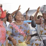 daloa-mme-mabri-toikeussse-offre-une-centaine-de-complets-de-pagnes-un-tricycle-et-du-materiel-agricole-a-des-femmes