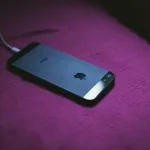 un-homme-de-22-ans-tue-par-electrocution-apres-avoir-mis-son-portable-en-charge