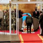 rdc-guillaume-soro-s-incline-sur-la-depouille-d-etienne-tshisekedi