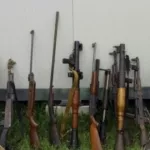 bouafle-lutte-contre-l-insecurite-des-gangsters-presumes-arretes-leur-arsenal-saisi-dans-un-puits
